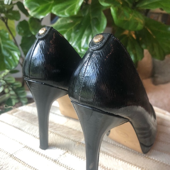 Like new condition. Classic black textured patent leather finish. - Picture 2 of 6
